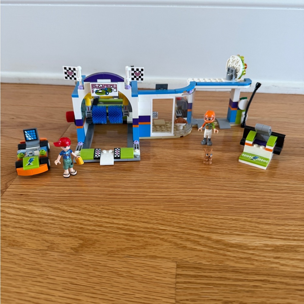 Lego Friends set. 325 pieces. Car wash. EUC. Summer. Building.